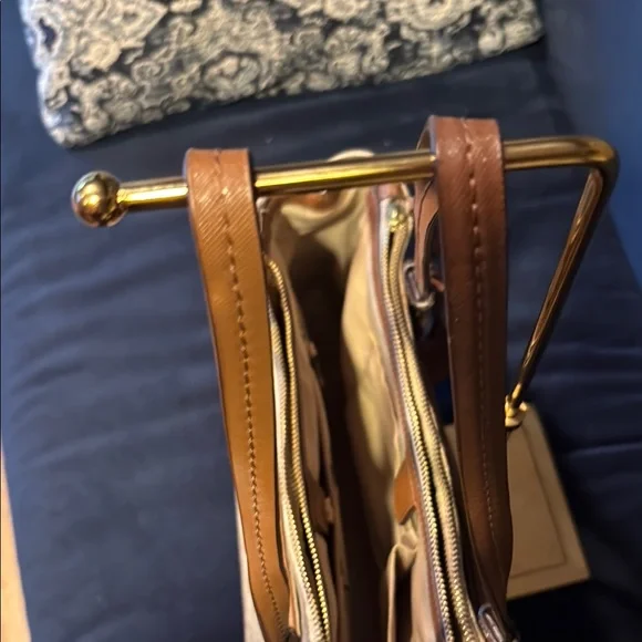 Coach Beige and Brown Signature Shoulder Bag - Picture 3 of 8